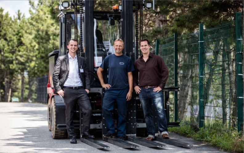 Fronius_Od prawej: Bernd Jimmy Breymann, kierownik parku maszynowego w firmie Trinkservice, Roland Schier, odpowiedzialny za utrzymanie ruchu w firmie Vöslauer Mineralwasser AG i Alexander Thier, Area Sales Manager w firmie Fronius
