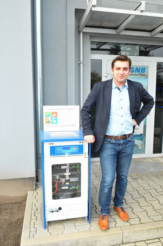 Paweł Janikowski prezentuje prostownik dedykowany do pracy na zewnatrz