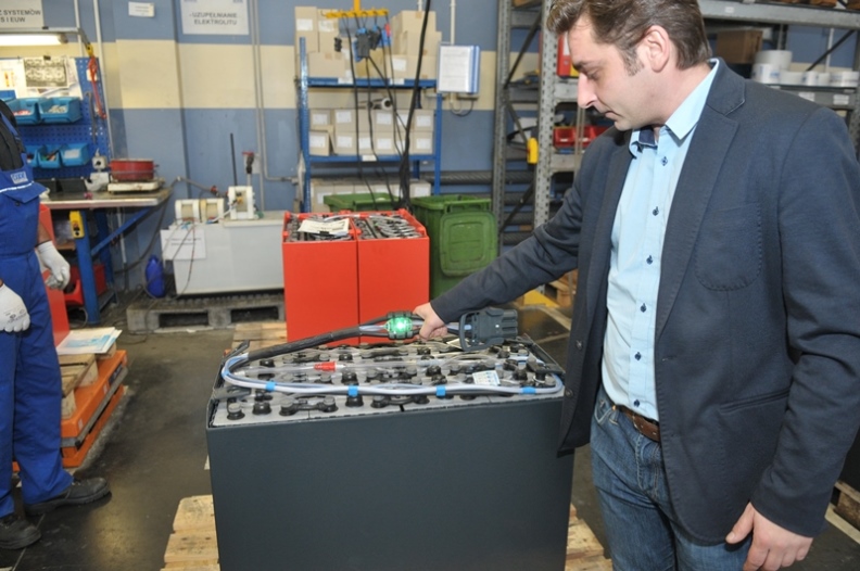 Paweł Janikowski prezentuje rejestrator uzytkowania baterii