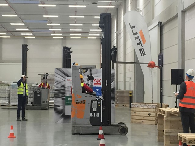 2017.12.14 Raben - rzut do kosza jako jedna z konkurencji