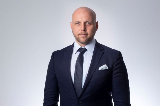 Tom Listowski, Dyrektor działu powierzchni magazynowych i przemysłowych Cresa