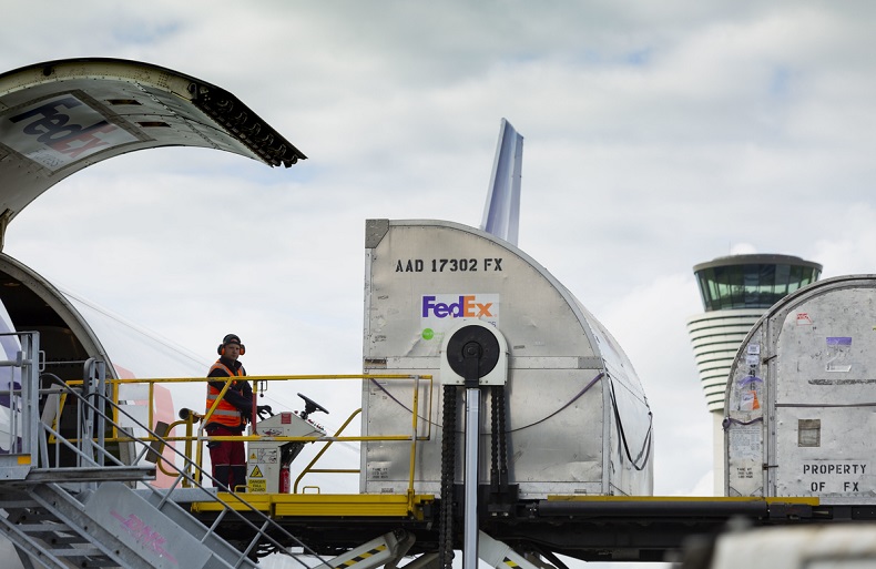 Załadunek towarów dosamolotu Boeing 767F