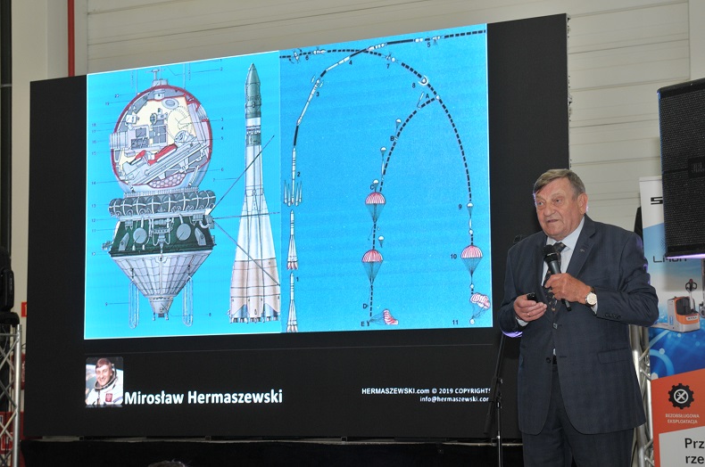 Kosmonauta Mirosław Hermaszewski opowiada o technologii kosmicznej