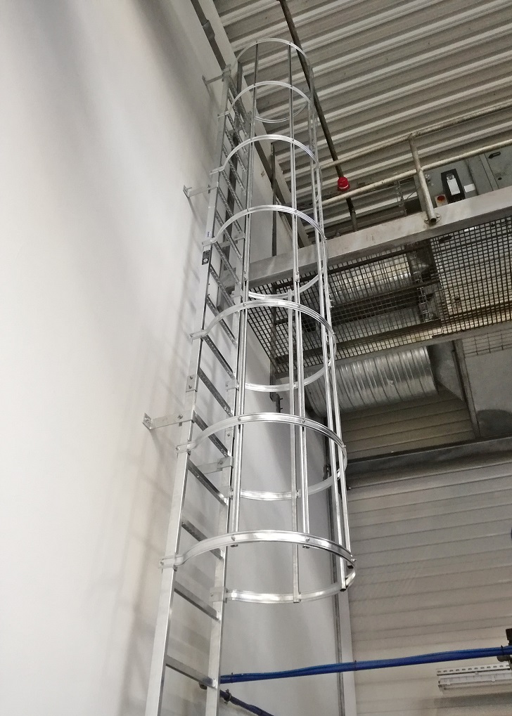 Drabina pionowa mocowana do maszyn i urządzeń_montaż do ściany