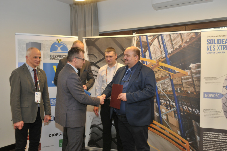 Dr Sławomir Halusiak z Politechniki Łódzkiej wręcza statuetkę_00001