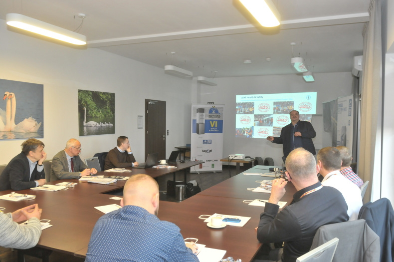 Na sali konferencyjnej_00005