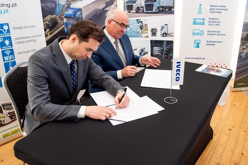 Podpsianie umowy z IVECO