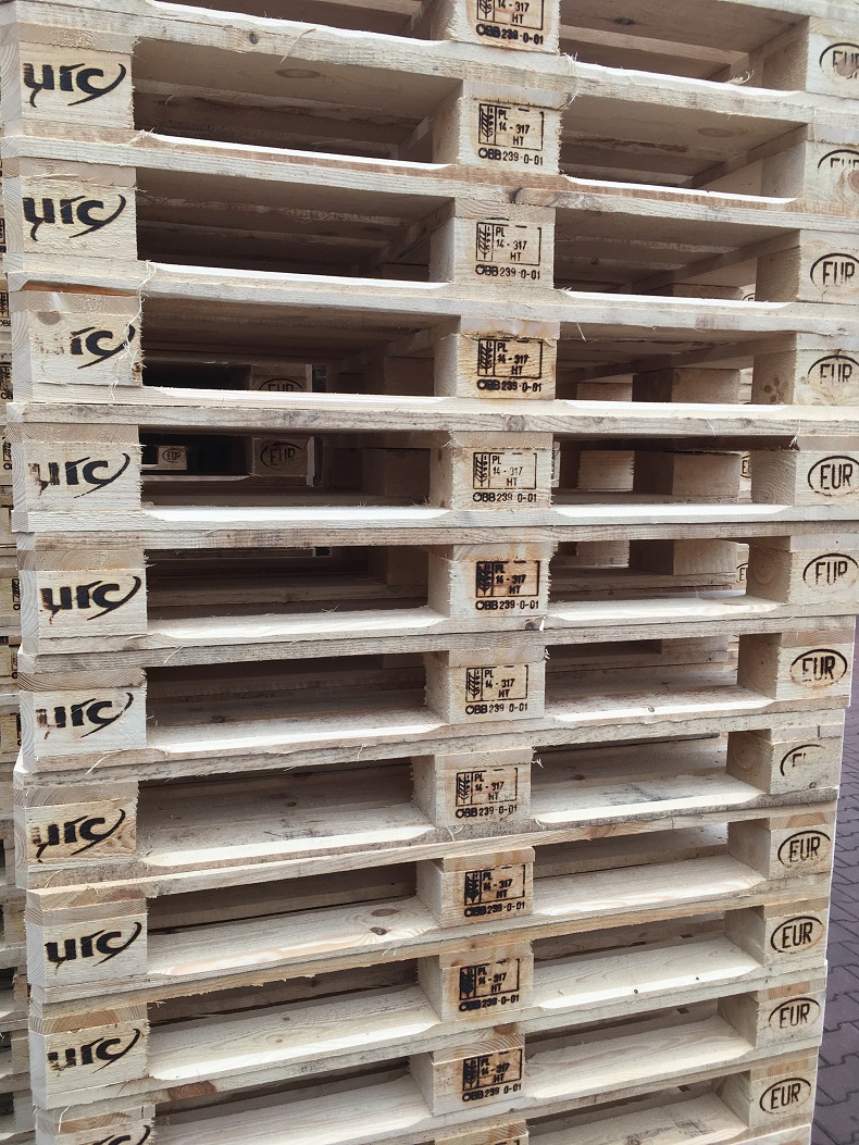 Palety UIC EUR w stosie