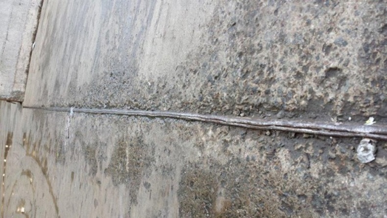 uszkodzona dylatacja w posadzce