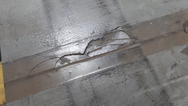 uszkodzone łaczenie w posadzce