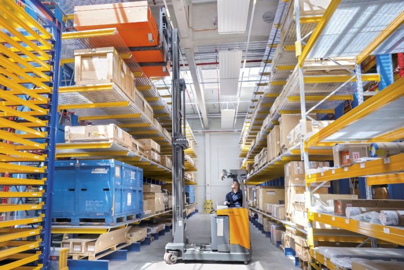 2_LTLS_Reach_truck_FM-4W_i_regaly_wspornikowe_Fot