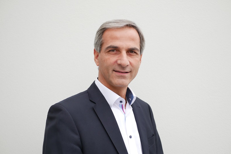 Jörg Spiekermann, kierownik działu sprzedaży linii paletyzująco-pakujących