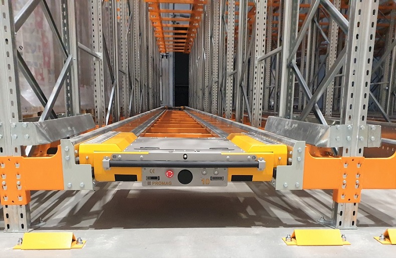 PRODUKT ROKU wózek wahadłowy AutoMAG Shuttle PROMAG w centrum logistycznym MLEKOVITA