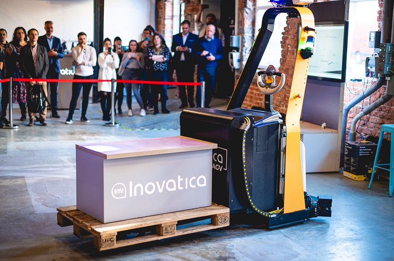 Wózek widłowy Inovatica AGV podczas pokazu