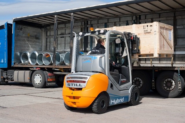 STILL_RX_70__Hybrid_LKW_Beladung.jpg